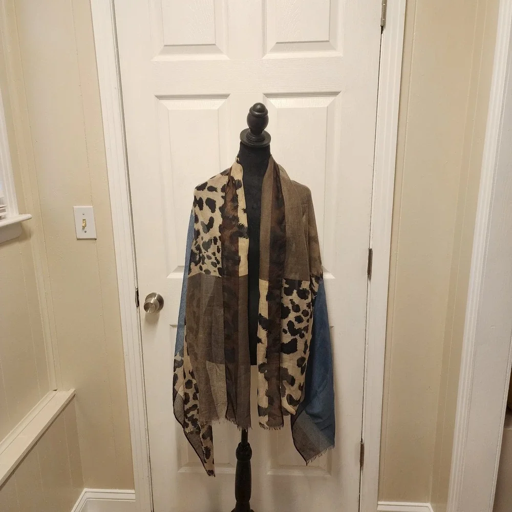Shawl/Scarf In Animal Print/Blue /Taupe 36